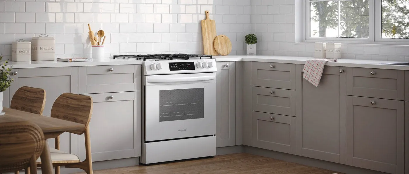 Frigidaire 30'' Front Control Gas Range with Quick Boil (30", White)